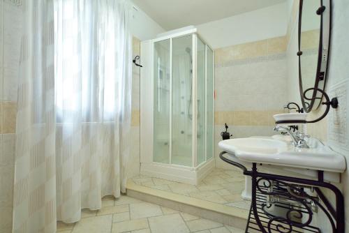Ένα μπάνιο στο Villa del Colle con piscina privata