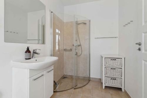 Phòng tắm tại Holiday Apartment For 4 With Shared Pool