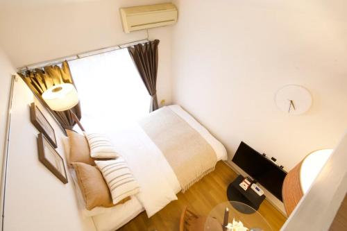 a living room with a couch and a window at スカイピア高砂 201 in Tokyo