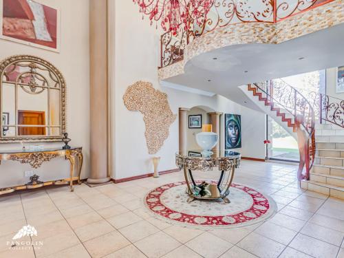 soggiorno con scala e tavolo di Villa Vuso by Euphoric Leisure a Benoni