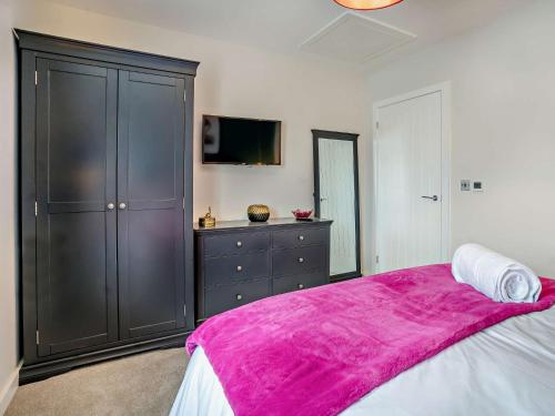 Postel nebo postele na pokoji v ubytování 3 Bed in Gower 91720