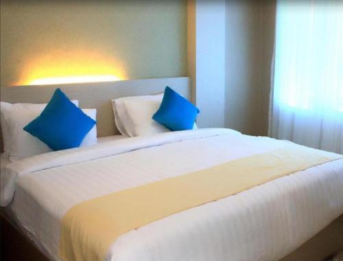 Кровать или кровати в номере Marina Mamberamo Hotel