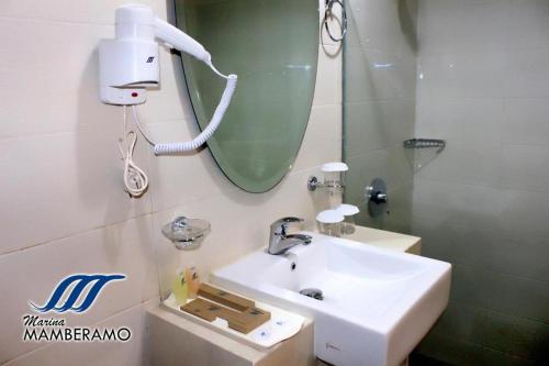 Ванная комната в Marina Mamberamo Hotel