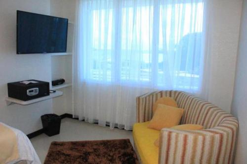 Телевизор и/или развлекательный центр в Marina Mamberamo Hotel