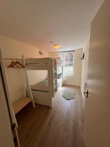 Postel nebo postele na pokoji v ubytování Stylish flat with parking, stones throw to the beach