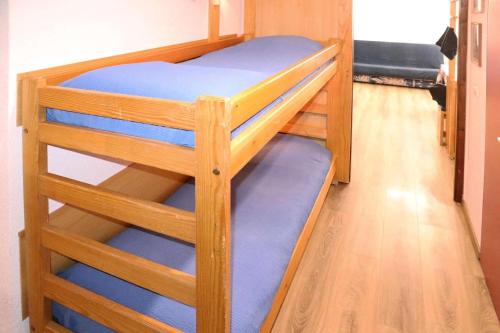 quelques lits superposés dans une chambre dans l'établissement Résidence Le Cairn - Studio 4 personnes 1650 MAE-0874, à Le Mélézet