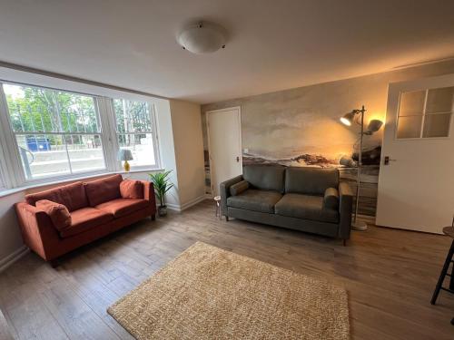 Posezení v ubytování Stylish flat with parking, stones throw to the beach