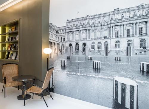 Cette chambre offre une vue sur un bâtiment. dans l'établissement 1er Etage Opéra, à Paris
