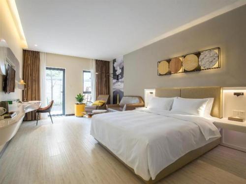 Un pat sau paturi într-o cameră la Ibis Styles Chengdu Chunxi Taikoo Li Hotel