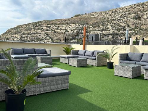 Area soggiorno di Arzella Apartments Xlendi Stylish Stay Near Beach Local Eats