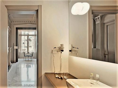 a bathroom with a sink and a mirror at Casa Abamita in Barcelona
