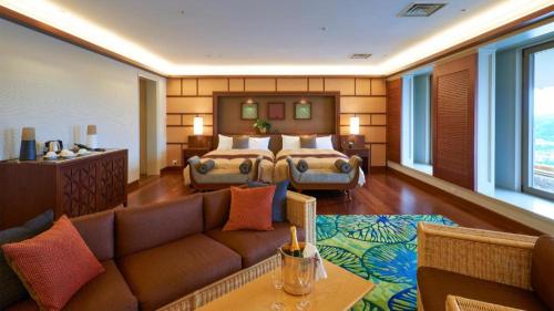 白滨Hotel Kawakyu的酒店客房设有一张沙发和一张床