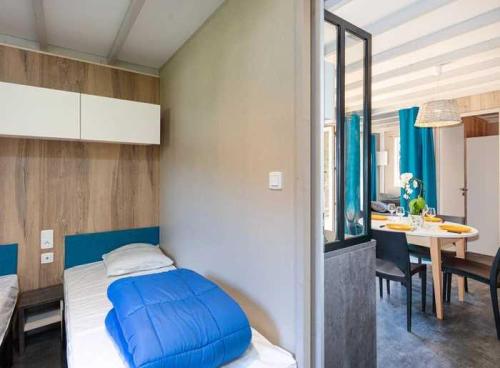 une chambre avec un lit et une salle à manger dans l'établissement Camping 4 étoiles - Piscine - ccb0eab, à La Colle-sur-Loup