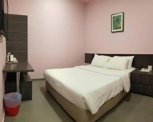 ein Schlafzimmer mit einem großen Bett in einem Zimmer in der Unterkunft Hotel Bestari Prima in Kuala Lipis