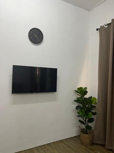 Una televisión o centro de entretenimiento en Cfd Homestay 2 Dungun