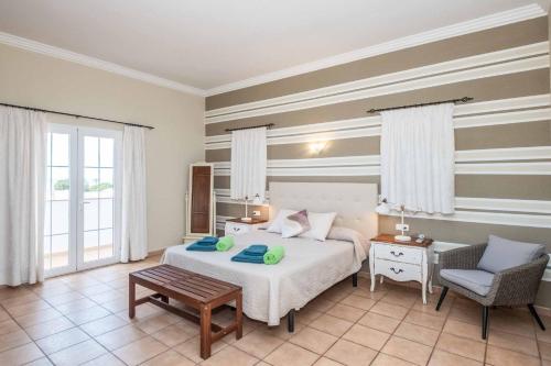 Un dormitorio con una cama, una mesa y una silla. en Villa Alaris, en Santo Tomás