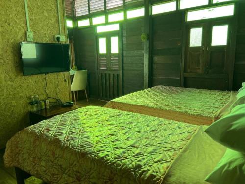 Katil atau katil-katil dalam bilik di OYO Home 90564 Homestay Rumah Warisan
