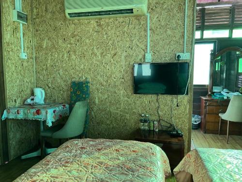 Televisyen dan/atau pusat hiburan di OYO Home 90564 Homestay Rumah Warisan