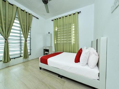Un pat sau paturi într-o cameră la OYO HOME 90682 Liliz Mambang Farmstay