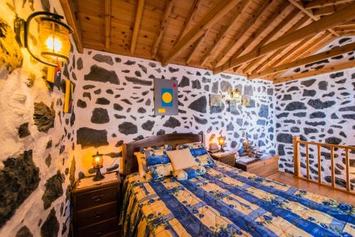 Tempat tidur dalam kamar di Adega Velha