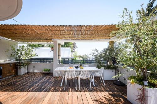 Μπαλκόνι ή βεράντα στο Spacious 3BR Penthouse w Rooftop 7 min from Beach and Shelter by Sea N' Rent