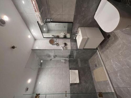 an overhead view of a bathroom with a toilet at Jinjiang Inn Select Xinji Xinghua Road in Xinji