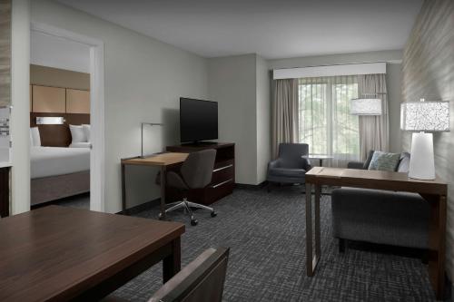 Телевизор и/или развлекательный центр в Residence Inn by Marriott Jacksonville South Bartram Park