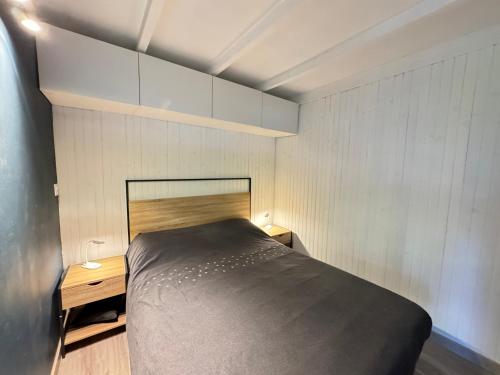 Ένα ή περισσότερα κρεβάτια σε δωμάτιο στο La Guinguette de Lus