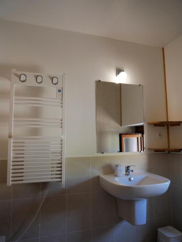 une salle de bain avec un lavabo, des toilettes et un miroir dans l'établissement La Malavisée, à Tournavaux