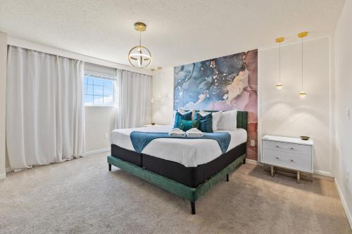 a bedroom with a large bed with blue and white at 3787 Elegant 6BD Island Getaway Windsor Resort in Davenport