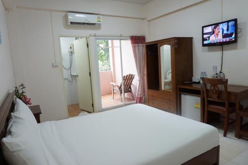 TV a/nebo společenská místnost v ubytování โรงแรมภูรัญญารีสอร์ทเขาใหญ่