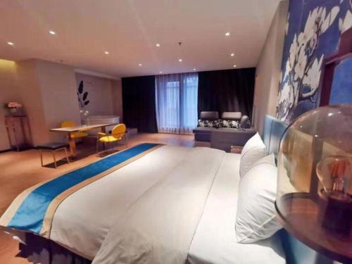 a large bedroom with a large bed in a room at Magnotel Shenyang Consulate Qingnian Street in Shenyang