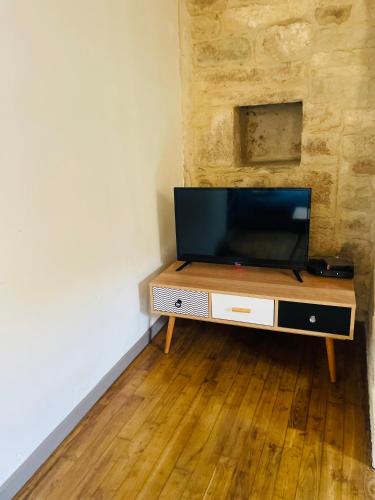 Televisyen dan/atau pusat hiburan di Gîte Chez Zoa