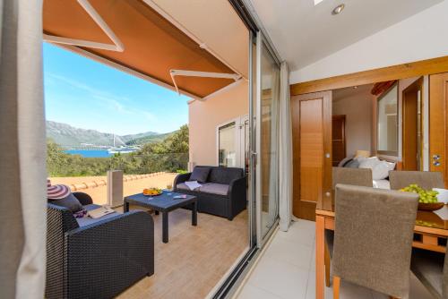 een woonkamer met uitzicht op de oceaan bij Adriatic Resort Apartments in Dubrovnik
