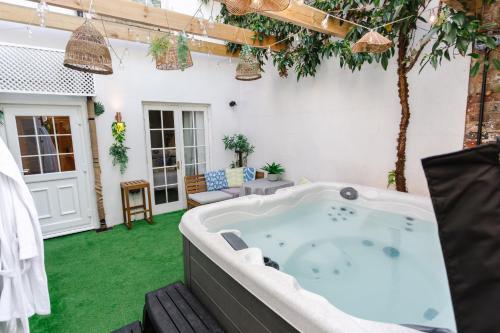Ảnh trong thư viện ảnh của Town Centre Oasis with Two Hot Tubs ở Cheltenham