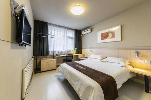 Postel nebo postele na pokoji v ubytování Jinjiang Inn Zhengzhou Dashiqiao Metro Station