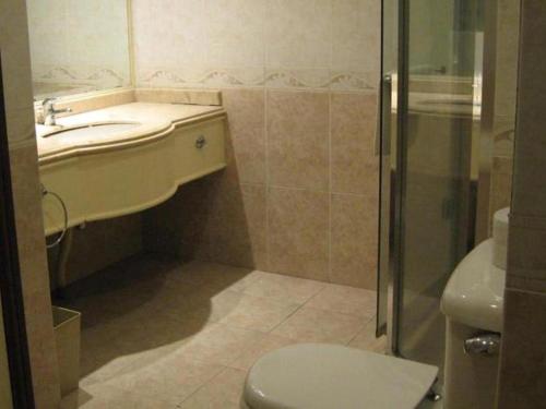 Bilik mandi di Casuarina Hotel