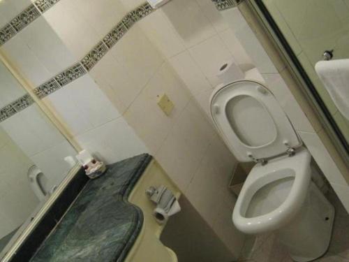 Bilik mandi di Casuarina Hotel