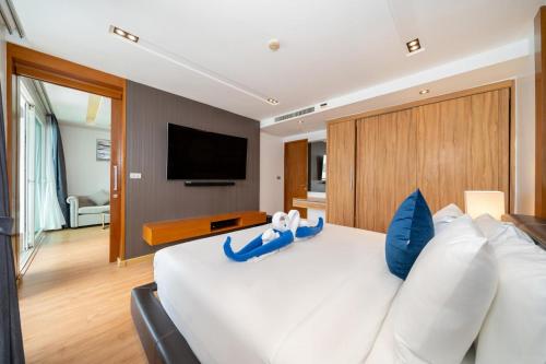 Ένα ή περισσότερα κρεβάτια σε δωμάτιο στο Spacious apartment with ocean view & jacuzzi