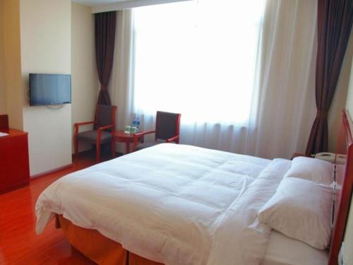 Ένα ή περισσότερα κρεβάτια σε δωμάτιο στο GreenTree Inn Hebei Langfang Bazhou Railway Station West Yingbin Road Express Hotel