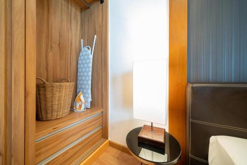 Ένα μπάνιο στο Spacious apartment with ocean view & jacuzzi