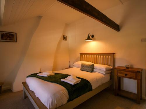 Postel nebo postele na pokoji v ubytování Ivy Cottage