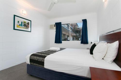 Un pat sau paturi într-o cameră la Cairns City Palms