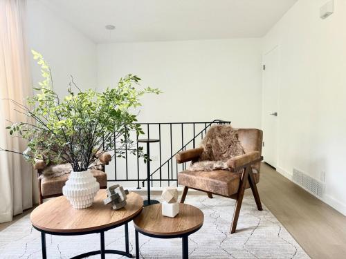 - un salon avec deux tables et une chaise dans l'établissement Mountain Escape Ski & Trails in Cottonwood Heights - Salt Lake City, à Cottonwood Heights