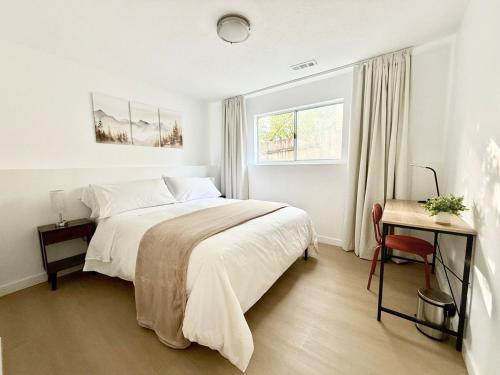 une chambre avec un lit, une table et une fenêtre dans l'établissement Mountain Escape Ski & Trails in Cottonwood Heights - Salt Lake City, à Cottonwood Heights