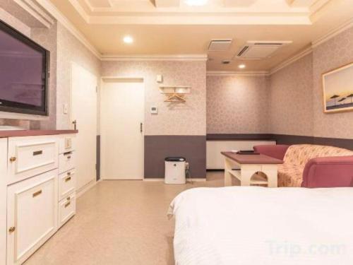 Tabist Hotel Please Kobeにあるテレビまたはエンターテインメントセンター