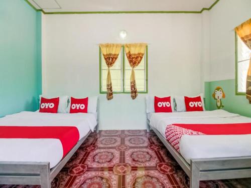 Postel nebo postele na pokoji v ubytování OYO 1080 Kanyapa Resort Kaeng Krachan