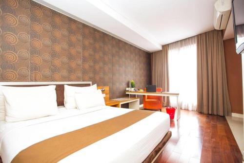 Giường trong phòng chung tại Life Hotel Sudirman Surabaya