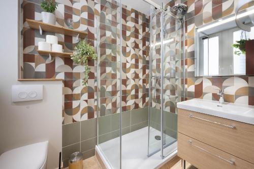 une salle de bain avec une douche, des toilettes et un lavabo dans l'établissement Le terracotta T2 premium en centre bourg de Crozon, à Crozon