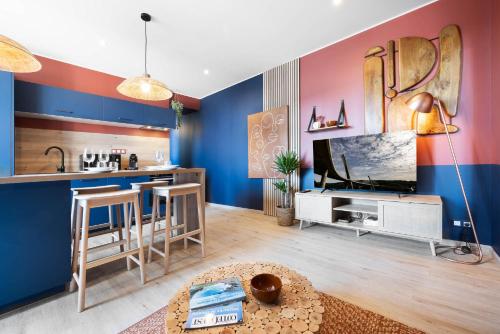 - un salon avec un mur bleu et rouge dans l'établissement Le terracotta T2 premium en centre bourg de Crozon, à Crozon